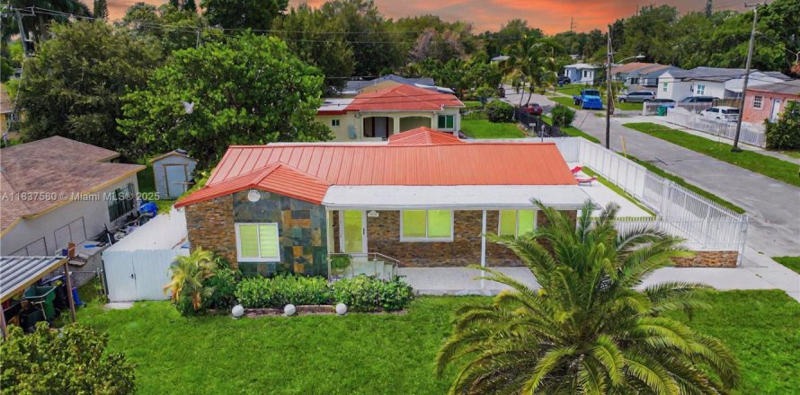 House in Miami, Florida 3 bedrooms, 141.03 sq.m. № 1836145