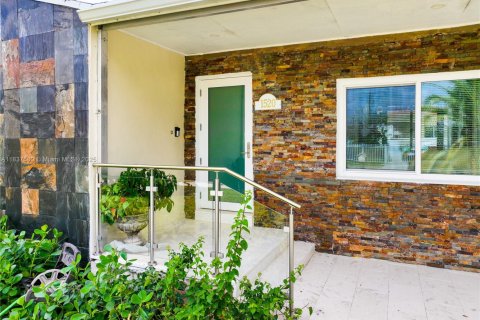 House in Miami, Florida 3 bedrooms, 141.03 sq.m. № 1836145 - photo 5