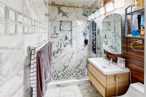 House in Miami, Florida 3 bedrooms, 141.03 sq.m. № 1836145 - photo 22