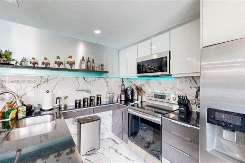 House in Miami, Florida 3 bedrooms, 141.03 sq.m. № 1836145 - photo 30