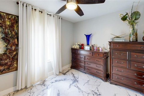 House in Miami, Florida 3 bedrooms, 141.03 sq.m. № 1836145 - photo 20