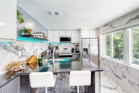 House in Miami, Florida 3 bedrooms, 141.03 sq.m. № 1836145 - photo 16