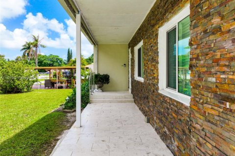 House in Miami, Florida 3 bedrooms, 141.03 sq.m. № 1836145 - photo 24