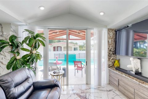 House in Miami, Florida 3 bedrooms, 141.03 sq.m. № 1836145 - photo 14