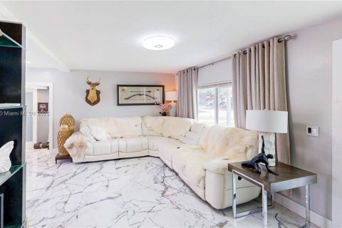 House in Miami, Florida 3 bedrooms, 141.03 sq.m. № 1836145 - photo 7