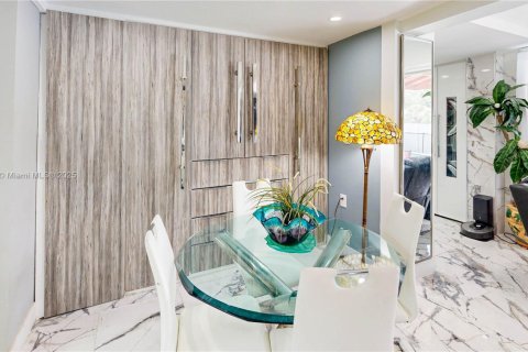 House in Miami, Florida 3 bedrooms, 141.03 sq.m. № 1836145 - photo 10