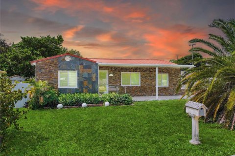 House in Miami, Florida 3 bedrooms, 141.03 sq.m. № 1836145 - photo 3