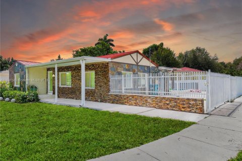 House in Miami, Florida 3 bedrooms, 141.03 sq.m. № 1836145 - photo 2