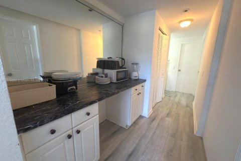 Condo in North Bay Village, Florida, 1 bedroom  № 1693323 - photo 8