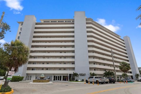 Condo in North Bay Village, Florida, 1 bedroom  № 1693323 - photo 20