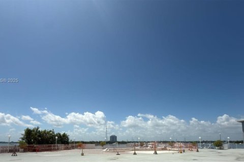 Condo in North Bay Village, Florida, 1 bedroom  № 1693323 - photo 14