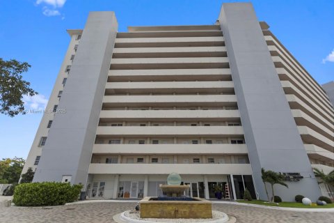 Condo in North Bay Village, Florida, 1 bedroom  № 1693323 - photo 1