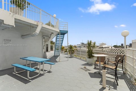 Condo in North Bay Village, Florida, 1 bedroom  № 1693323 - photo 16