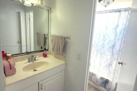 Condo in North Bay Village, Florida, 1 bedroom  № 1693323 - photo 9
