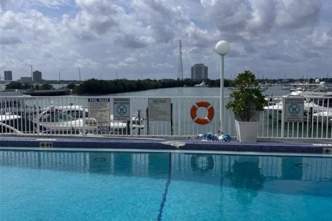 Condo in North Bay Village, Florida, 1 bedroom  № 1693323 - photo 13