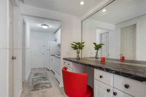 Condo in North Bay Village, Florida, 1 bedroom  № 1693323 - photo 7