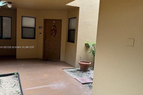 Condo in Miami Lakes, Florida, 2 bedrooms  № 1781454 - photo 1