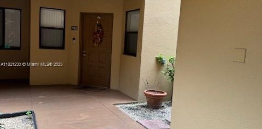 Condo in Miami Lakes, Florida, 2 bedrooms № 1781454