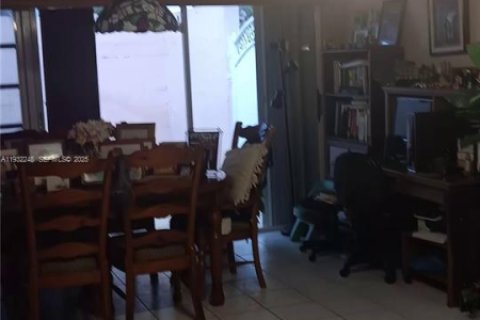 Villa ou maison à vendre à Miami, Floride: 3 chambres, 141.21 m2 № 1992348 - photo 3