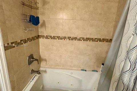 Copropriété à louer à Miami, Floride: 2 chambres, 83.43 m2 № 2054053 - photo 13
