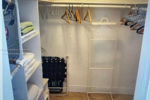 Condo in Key Biscayne, Florida, 1 bedroom  № 1852405 - photo 10