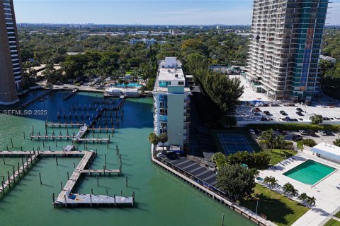 Condo in Miami, Florida, 2 bedrooms  № 1994834 - photo 27
