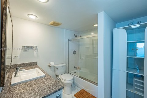 Condo in Miami, Florida, 2 bedrooms  № 1994834 - photo 21