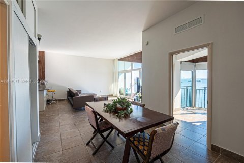 Condo in Miami, Florida, 2 bedrooms  № 1994834 - photo 12