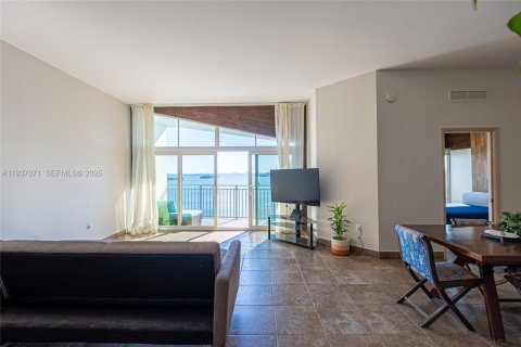 Condo in Miami, Florida, 2 bedrooms  № 1994834 - photo 8