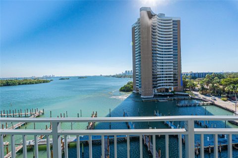 Condo in Miami, Florida, 2 bedrooms  № 1994834 - photo 2