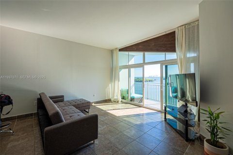 Condo in Miami, Florida, 2 bedrooms  № 1994834 - photo 9