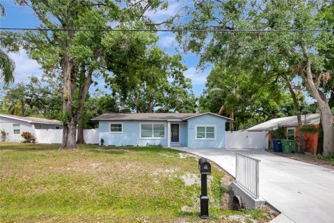 House in Tampa, Florida 3 bedrooms, 116.22 sq.m. № 1625073 - photo 1