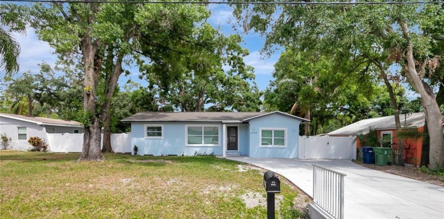 House in Tampa, Florida 3 bedrooms, 116.22 sq.m. № 1625073