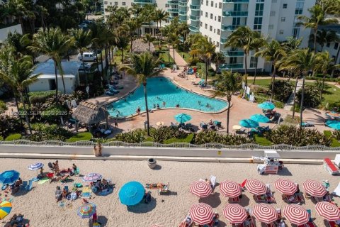 Condo in Hollywood, Florida, 1 bedroom  № 2025234 - photo 6