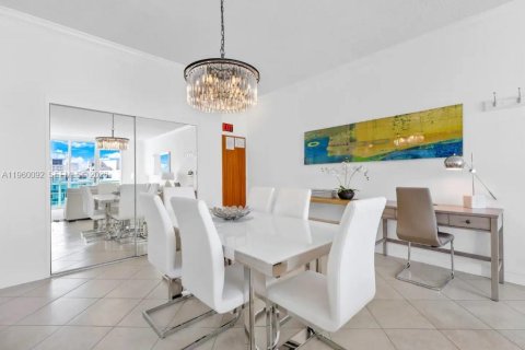 Condo in Hollywood, Florida, 1 bedroom  № 2025234 - photo 17