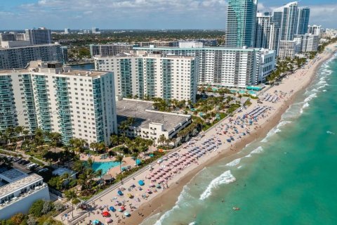 Condo in Hollywood, Florida, 1 bedroom  № 2025234 - photo 4