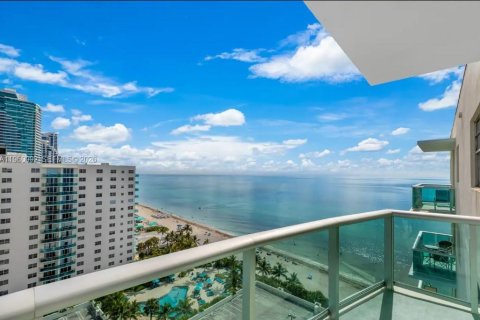 Condo in Hollywood, Florida, 1 bedroom  № 2025234 - photo 2