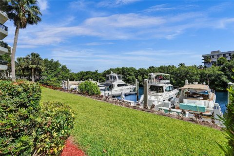 Кондоминиум с 2 спальнями в Авентура, Флорида № 1936315