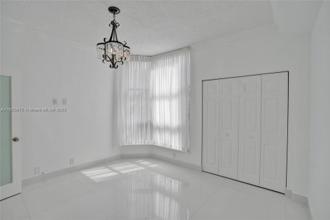 Снять в аренду кондоминиум в Авентура, Флорида 2 спальни, 136.01м2, № 1936315 - фото 28