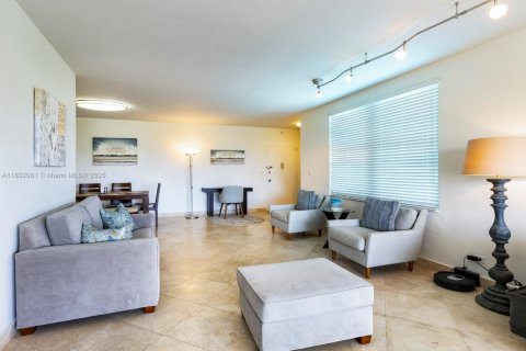 Condo in Miami Beach, Florida, 2 bedrooms  № 1809053 - photo 12