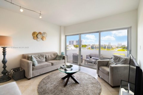 Condo in Miami Beach, Florida, 2 bedrooms  № 1809053 - photo 3