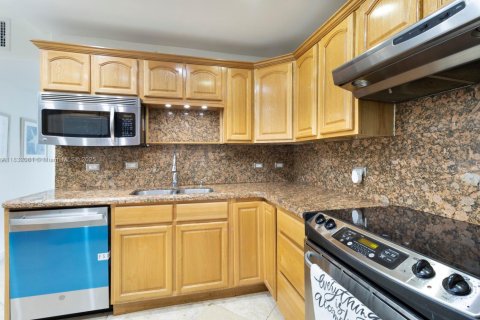 Condo in Miami Beach, Florida, 2 bedrooms  № 1809053 - photo 16