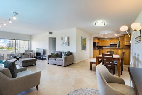 Condo in Miami Beach, Florida, 2 bedrooms  № 1809053 - photo 2