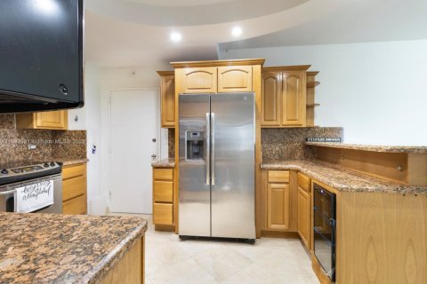 Condo in Miami Beach, Florida, 2 bedrooms  № 1809053 - photo 15