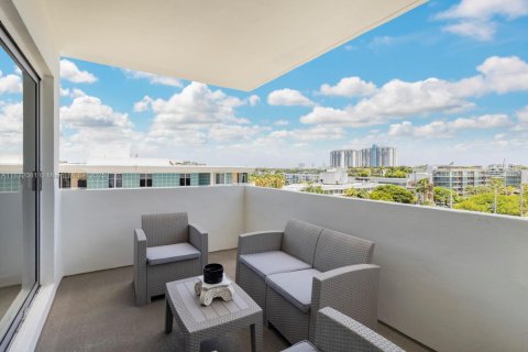 Condo in Miami Beach, Florida, 2 bedrooms  № 1809053 - photo 1