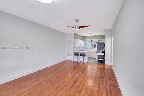 Condominio en venta en Miami Beach, Florida, 1 dormitorio, 70.88 m2 № 1952098 - foto 12