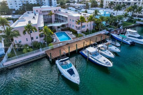 Condominio en venta en Miami Beach, Florida, 1 dormitorio, 70.88 m2 № 1952098 - foto 1