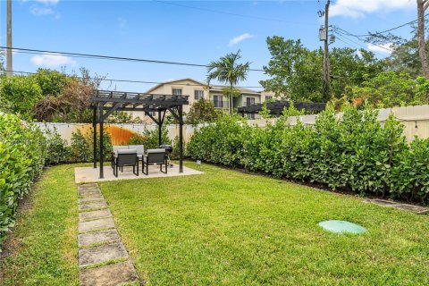 Villa ou maison à louer à Miami, Floride: 2 chambres, 65.03 m2 № 2258131 - photo 12