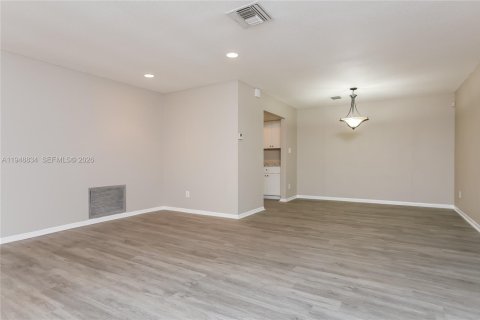 Снять в аренду виллу или дом в Лодерхилл, Флорида 2 спальни, 120.77м2, № 2004674 - фото 4