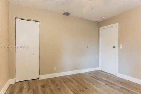 Снять в аренду виллу или дом в Лодерхилл, Флорида 2 спальни, 120.77м2, № 2004674 - фото 20